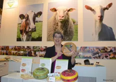 Marja Bastiaansen toont trots één van de nieuwe kazen van Bastiaansen Bio Kaas: de kaas met walnoot. Ook nieuw zijn een kaas met matcha en een kaas met kurkuma.